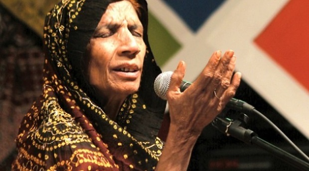 Reshma draped in her signature lahariya dupatta, typical headgear of Rajasthani women