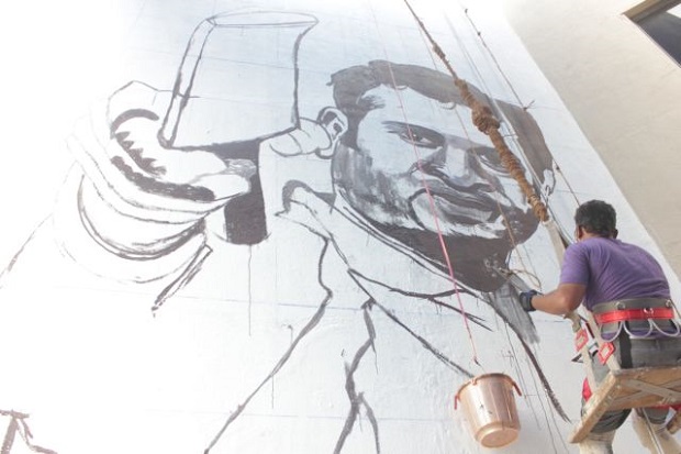 Artist Ranjit Dahiya working on mural of Sachin in Mumbai, made in collaboration with Visual Disobedience