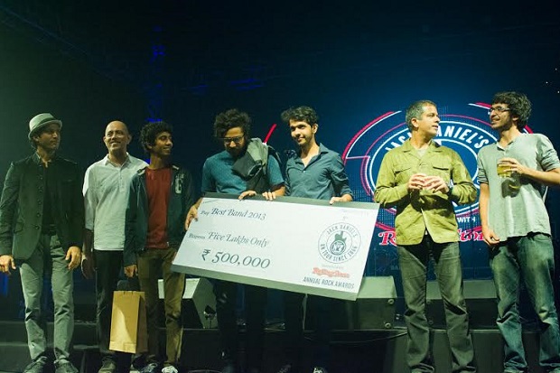 Farhan Akhtar, Uday Bengal, Zubin Balaporia and Krishna Jhaveri give Sky Rabbit the Best Band Trophy and prize money. Pic: Deepa Kamath